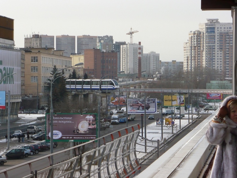 Monorail nadjeżdża