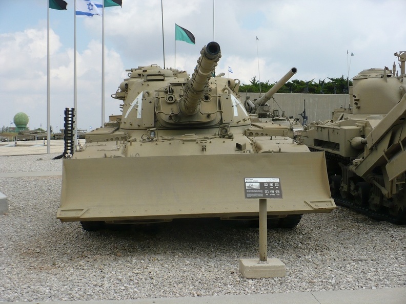 T-55 (Tiran 5) z buldożerem