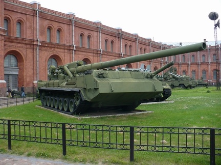 2S7 Pion - samobieżna armata 203 mm.