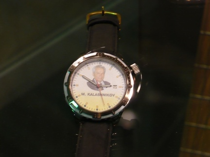 Pamiątkowy zegarek z Kałasznikowem [!]
