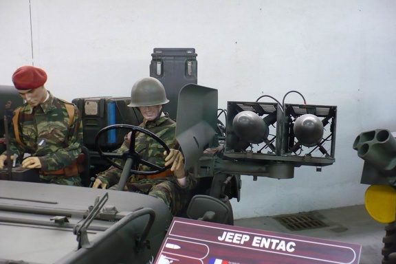 Jeep / Hotchkiss M201 z pociskami ENTAC MGM-32A