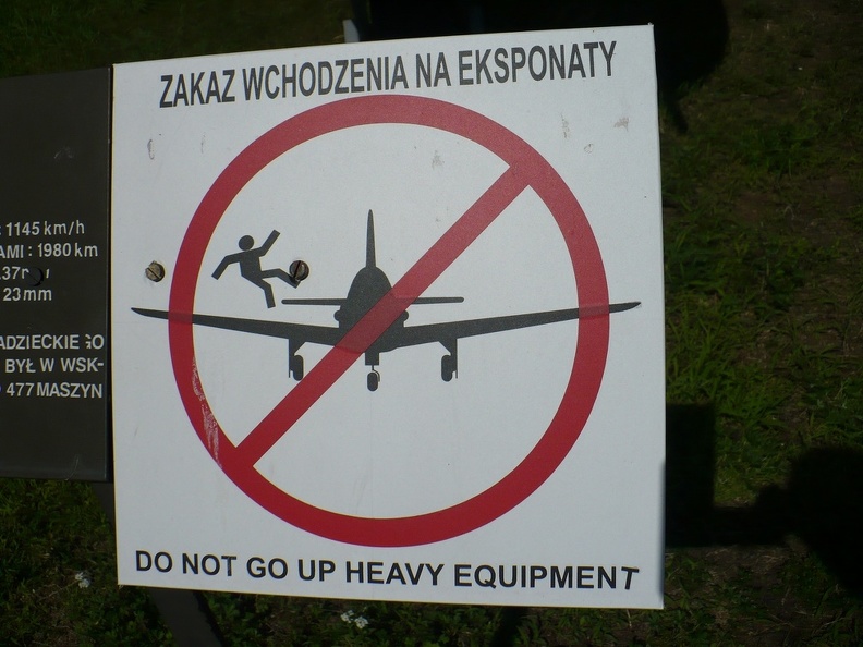 Zakaz wchodzenia na eksponaty - samolot