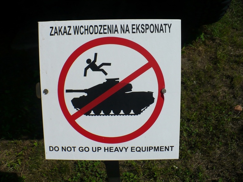 Zakaz wchodzenia na eksponaty - czołg