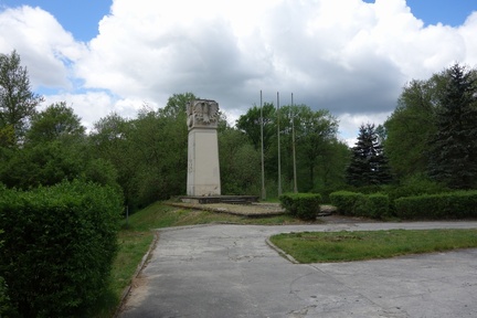 Pomnik saperów. Do mostu - lewą stroną.