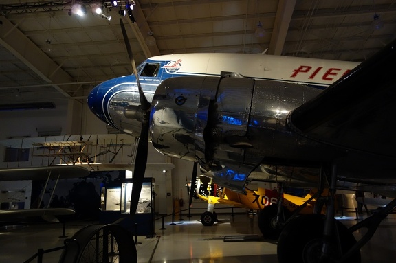 DC-3, dawniej C-47 Skytrain / Dakota