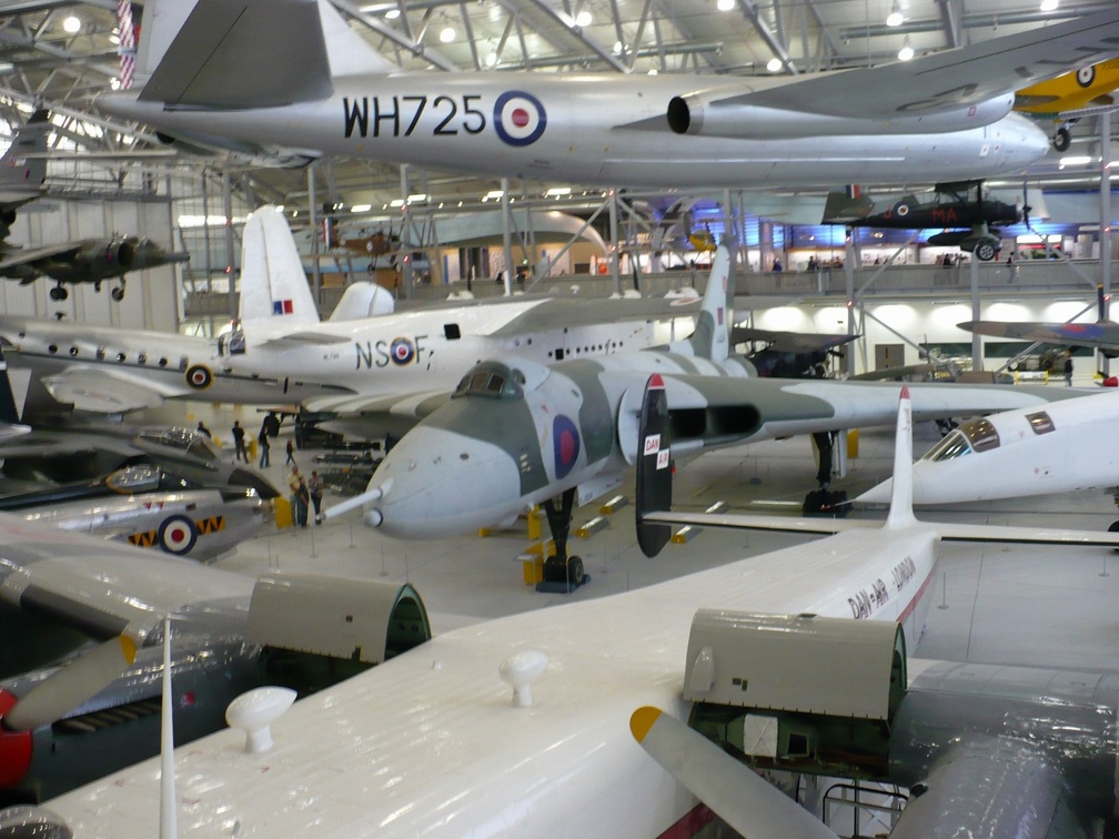 English Electric Canberra (u góry), Avro Vulcan