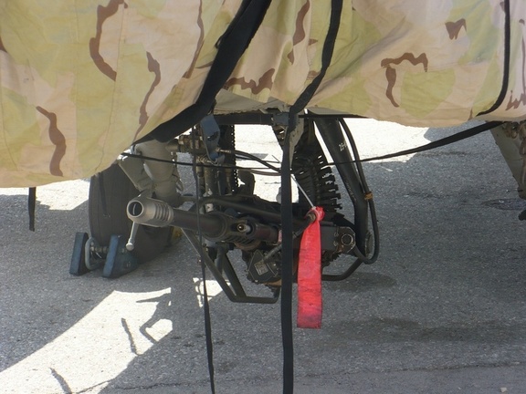 Działko M230 pod nosem Apache