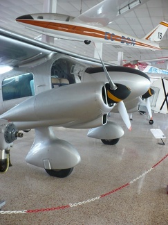 Dornier DO-28 A-1, nad nim SZD-24A Standard