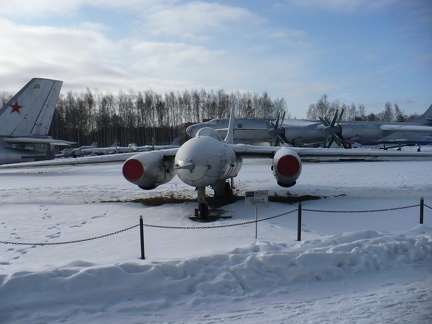 Jakowlew Jak-25RV, z tyłu Tu-95