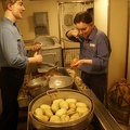 Kuchnia. Obieranie ziemniaków.