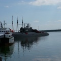 Port, a w nim okręt podwodny typu Juliett